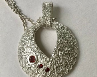 999 zilveren granaathanger, elegante ketting met textuur