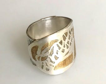 Verstelbare ring met statement: vergulde sterlingzilver, met zuur geëtste ring.