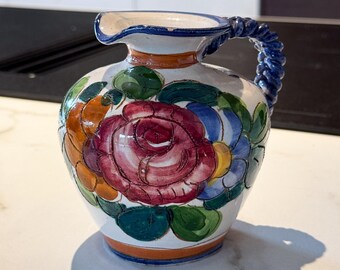 Vintage Majolika Krug Vase mit roter Rose | Weiß blaue Keramik | Floraler Deko-Krug | Landhausstil