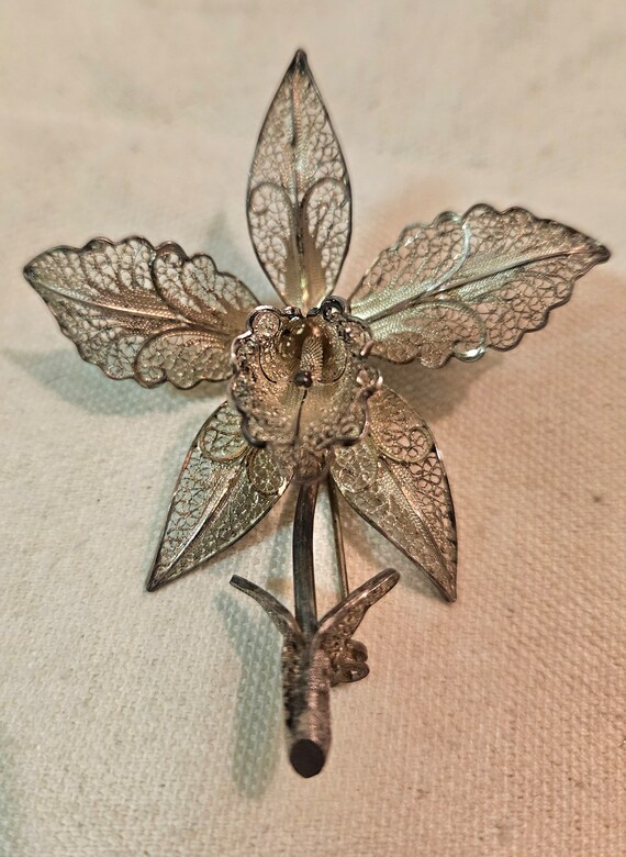 Beautiful antique sterling silver flower brooch