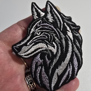 Écusson brodé loup tribal du Nord – à repasser ou à coudre