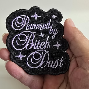 Propulsé par Bitch Dust, écusson brodé à repasser ou à coudre