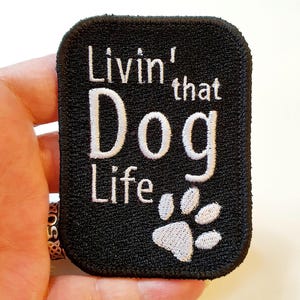 Livin' That Dog Life avec écusson thermocollant PawPrint, écusson brodé