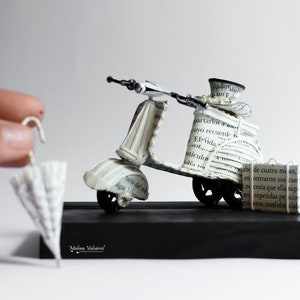 Viaggiare con stile - Vespa in miniatura con cappellino, valigia e ombrello - Bon Voyage - Scultura di carta - Arte della carta