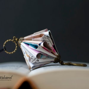 Gioielli di carta - Arte di carta - Libro in miniatura origami - Collana di carta