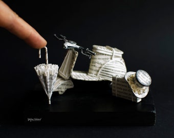 Reizen in stijl - Miniatuur Vespa met hoedje, koffer en paraplu - Bon Voyage - Paper Sculpture - Paper Art
