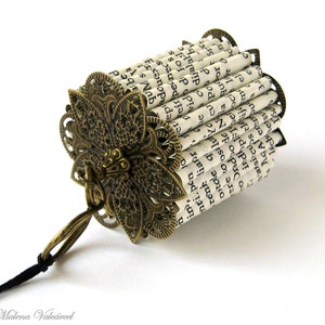 Buch-Kunst-Halskette - Papier-Schmuck - veränderte Buch