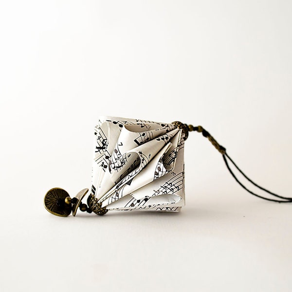 Collier musique en papier - Bijoux en papier - Art du papier - Sculpture miniature en origami