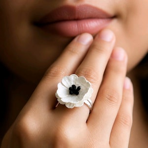Anello con papavero, anello floreale fatto a mano, fascia regolabile placcata in argento, gioiello botanico da regalare