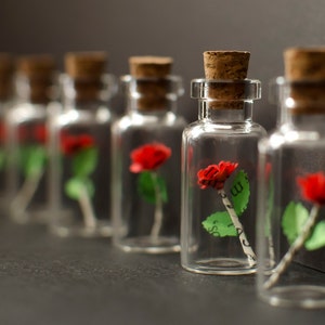 Piccola rosa di carta in una bottiglia - Fiala con rosa in miniatura - San Valentino - Anniversario di carta - Arte di carta - Rosa di carta - Miniature chic
