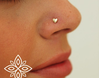Piercing de nariz pequeño con forma de corazón en oro macizo de 14 quilates