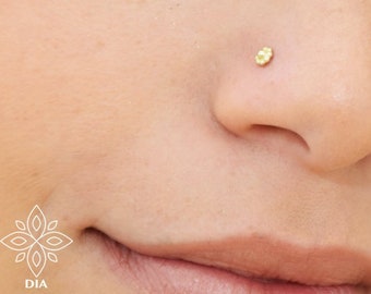 Piercing al naso a forma di fiore in oro massiccio 14 carati, realizzato a mano per la cartilagine.