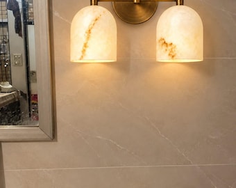 Aplique de pared doble de alabastro, lámpara de tocador de latón antiguo, lámpara de piedra de estilo moderno de mediados de siglo.