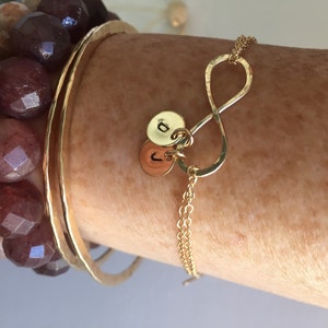 Mother&#39;s Bracelet, Mom&#39;s Bracelet, Dainty Gold Personalized Infinity Initial Charm Bracelet, Gold Infinity Bracelet , Bridesmaids Bracelet