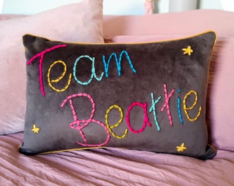 Coussin en velours brodé Family Team