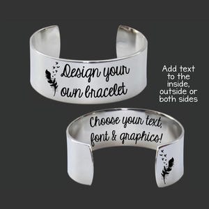 Könnte beinhalten: Zwei silberfarbene Armreifen. Einer trägt die Aufschrift "Design your own bracelet" mit einer Federgrafik. Der andere trägt die Aufschrift "Choose your text, font & graphics!" mit einer Federgrafik. Der Text auf der Seite lautet "Add text to the inside, outside or both sides."