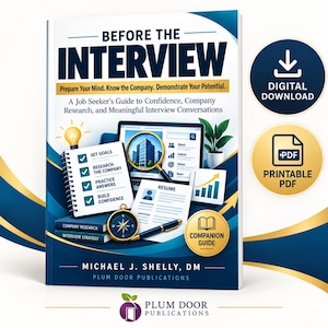 Può includere: Un libro intitolato Before the Interview di Michael J. Shelly, DM, con una copertina che mostra un taccuino, una lente d'ingrandimento su un edificio, una bussola, una penna e un curriculum. Il testo include Prepare Your Mind, Know the Company, Demonstrate Your Potential e Plum Door Publications.