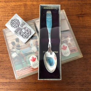 Naipes de recuerdo de los Juegos Olímpicos de Montreal de 1976, cuchara y pin Orto de CBC Press, evento deportivo vintage