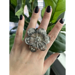 Silver Metal Flower w/ Rhinestones Cocktail Ring w/ Comfortable Stretch Band