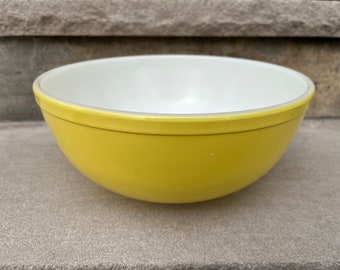 Vintage 1940s PYREX Primary Color Yellow 4-Quart Mixing Nesting Bowl 10.5"