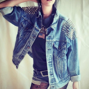 Studded Levi's Denim Jacket - Oversize Boyfriend Fit - Women / Men - Shoulders Vintage Grunge Punk