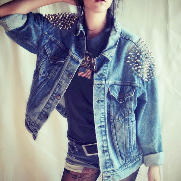 Studded Levi's Denim Jacket - Oversize Boyfriend Fit - Women / Men - Shoulders Vintage Grunge Punk