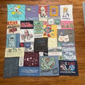 Colcha de camiseta personalizada | Faculdade, Ensino Médio, Irmandade, Fraternidade, Esportes, Presente de lembrança | Presente de formatura | Cobertor de memórias | Colcha personalizada