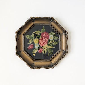 Vintage Achteck Eingerahmte Blumennadelspitze | Gerahmte Handgestickte Blume | Dekorative Blumen Handarbeiten | Cottage Chic Kunst | Boho Galeriewand