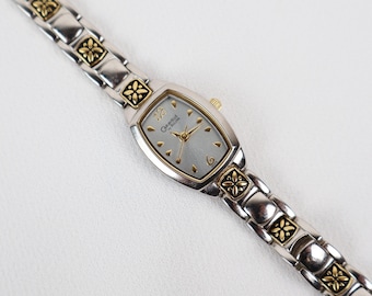 Reloj Caravelle vintage bicolor de Bulova con detalles florales