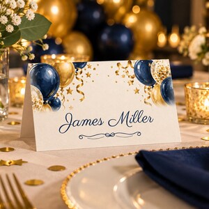 Tarjetas de cumpleaños con nombres, tarjetas de lugar con globos azul marino y dorado, decoración de mesa para cena de cumpleaños con el tema "¡Salud!", archivo digital imprimible personalizado. imagen 1