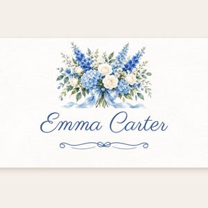 Puede incluir: Una tarjeta rectangular con una ilustraci&oacute;n en acuarela de un ramo de flores azules y blancas atado con una cinta azul. Debajo de las flores, el nombre Emma Carter est&aacute; impreso en una fuente cursiva azul, seguido de una l&iacute;nea decorativa.