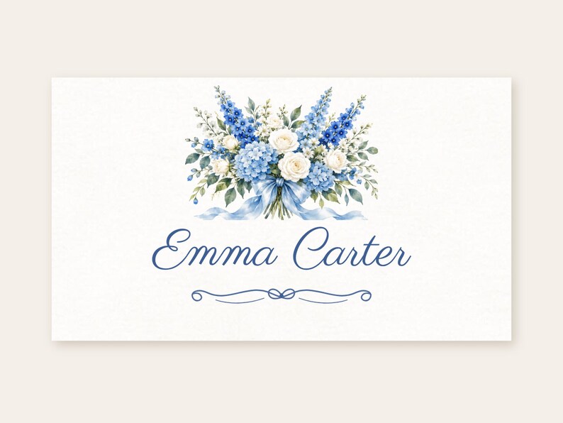Puede incluir: Una tarjeta rectangular con una ilustraci&oacute;n en acuarela de un ramo de flores azules y blancas atado con una cinta azul. Debajo de las flores, el nombre Emma Carter est&aacute; impreso en una fuente cursiva azul, seguido de una l&iacute;nea decorativa.