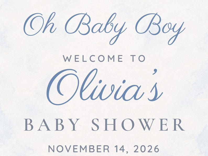 以下が含まれることがあります： 水色の水彩画風の背景を持つ長方形のサイン。Oh Baby Boy、WELCOME TO、Olivia's、BABY SHOWER、NOVEMBER 14, 2026という文字が、青い筆記体とグレーのセリフ体のフォントを組み合わせて記載されています。
