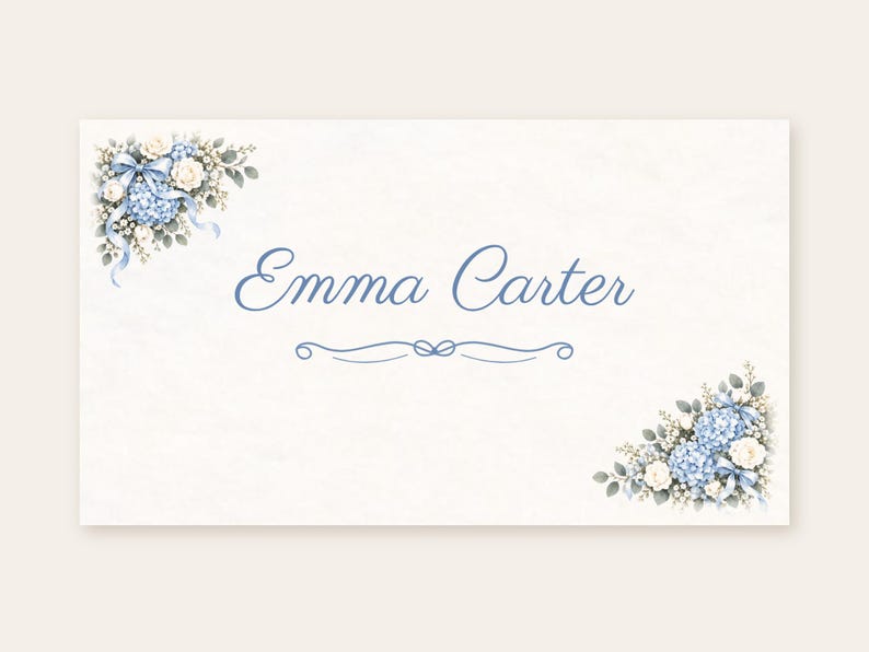 Puede incluir: Una tarjeta rectangular blanca con el nombre Emma Carter en letra azul. Las esquinas superior izquierda e inferior derecha est&aacute;n decoradas con hortensias azules, rosas blancas, hojas verdes y cintas celestes con un adorno azul debajo.