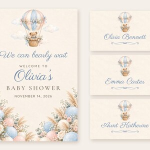 Puede incluir: Una invitaci&oacute;n de baby shower y tres tarjetas de lugar con un osito de peluche en acuarela en un globo aerost&aacute;tico azul y melocot&oacute;n, flores, globos y el texto We can bearly wait, Welcome to Olivia's Baby Shower, November 14, 2026.