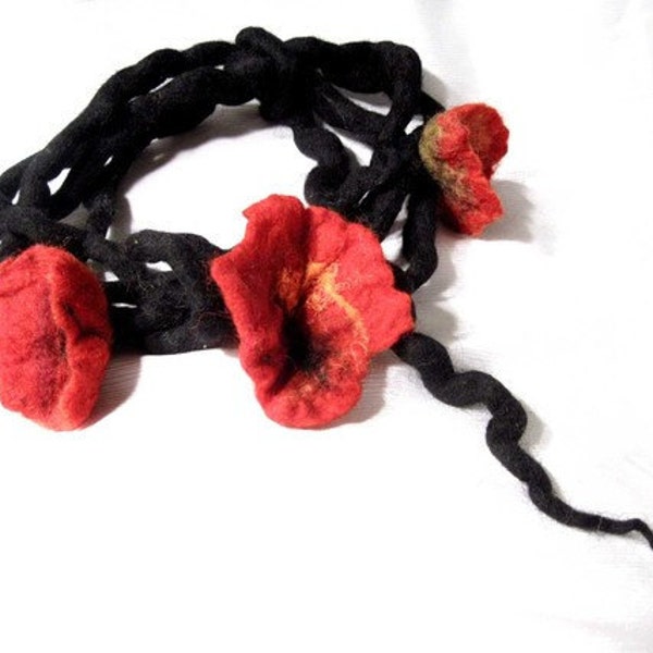 Feutre Collier de fleurs Rouge Coquelicot noir Floral Bandeau Écarlate Feuted Flowers on Long Black Dread Tango Flamenco Belt Papaver