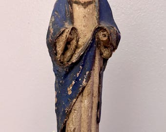 Statua antica della Madonna in stile Santos, 30 cm, in legno intagliato a mano, figura religiosa dall'aspetto anticato, arte popolare cattolica primitiva, rara con mantello blu.
