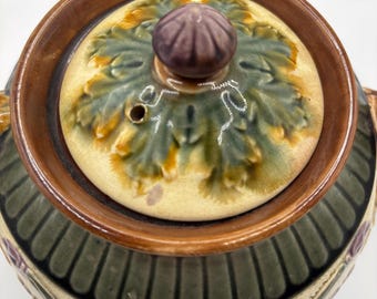 Tetera antigua de cerámica de mayólica atribuida a Rörstrand, con relieve floral sueco y asa de bambú, c. 1900.