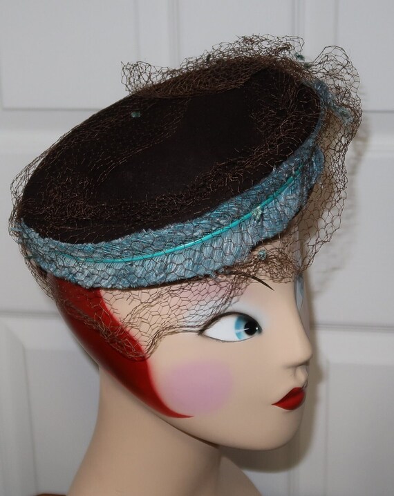 1940s Chocolate Brown Felt Hat with Aqua Blue Fea… - image 6