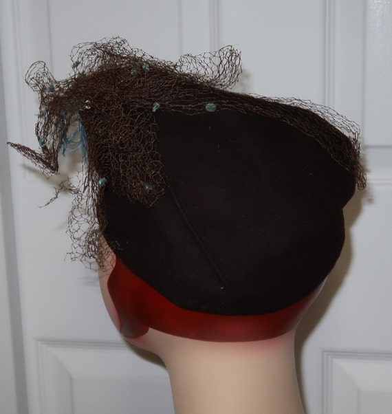 1940s Chocolate Brown Felt Hat with Aqua Blue Fea… - image 3