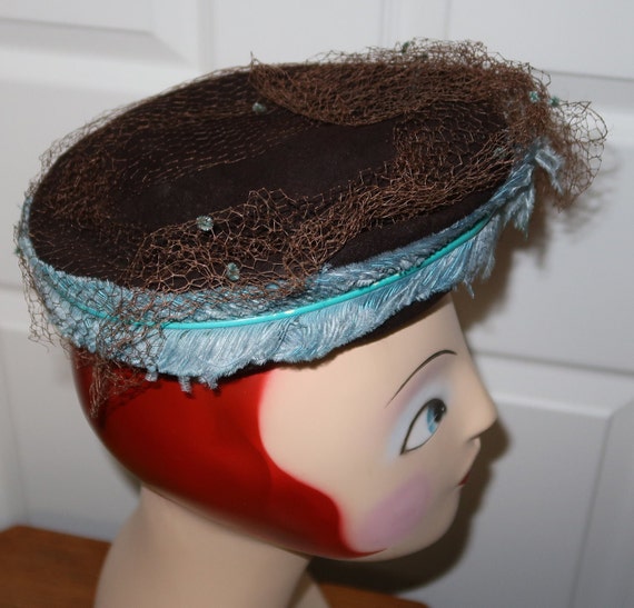 1940s Chocolate Brown Felt Hat with Aqua Blue Fea… - image 7