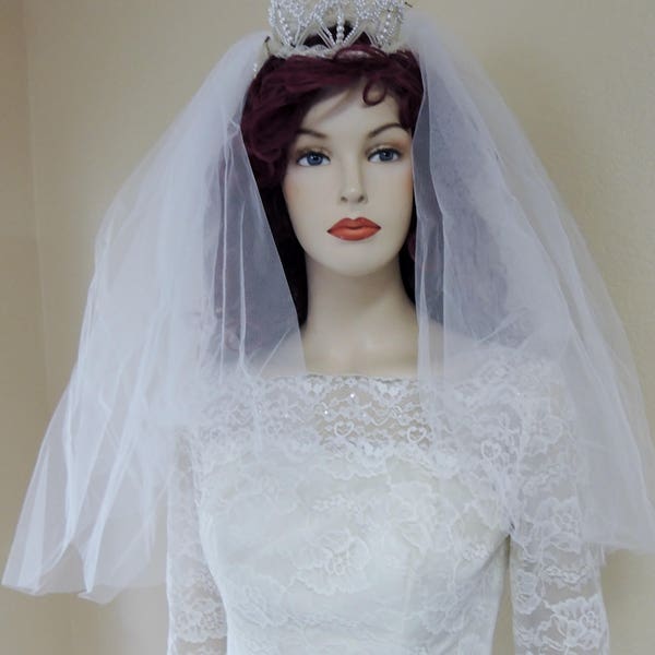 1950s Gorgeous Lace Wedding Gown Bust 34 and Veil