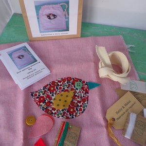 Kit di cucitura Liberty a stampa cartacea in preda a Fabric Bird Bag - Progettato e creato a Stratford upon Avon