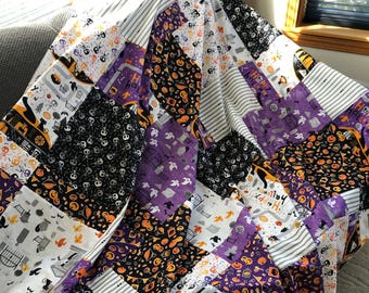 Halloween Quilt Kit: Ghoulish Fabric, Tumbleweed Pattern