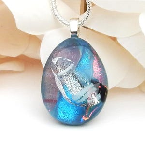 Lindo colgante de vidrio dicroico, collar de vidrio fusionado, colgante de vidrio artístico de color azul huevo de pato