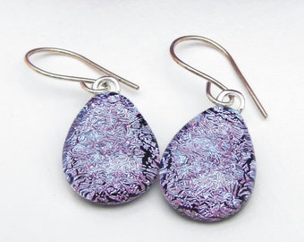 Boucles d’oreilles pourpres en verre dangle - Boucles d’oreilles goutte en verre Dichroic - Bijoux en verre fondu - Boucles d’oreilles Mauve sur 925 Silver Sterling Earwires