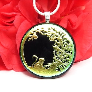 Pendentif chat en verre dichroïque gravé, collier chat, bijoux en verre fondu doré