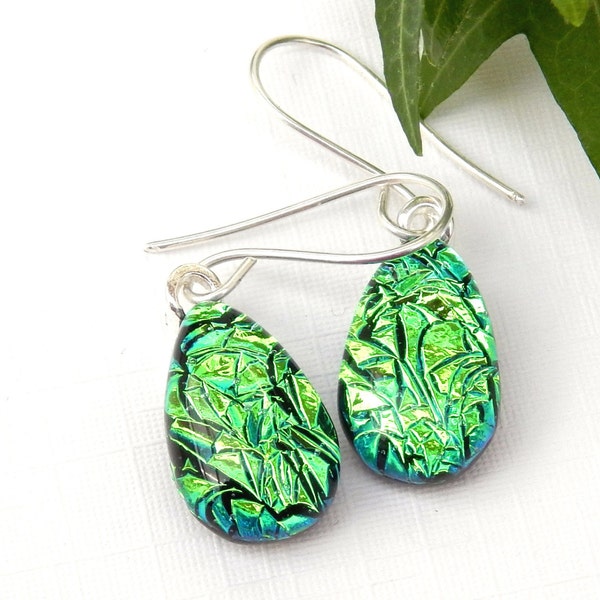 Boucles d’oreilles en verre dichroïque scintillant vert émeraude, fils d’oreilles en argent sterling 925, bijoux en verre fondu, boucles d’oreilles Drop, boucles d’oreilles Dangle