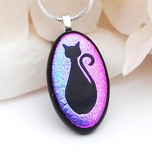 Pendentif Megenta en verre fusionné dichroïque rose et noir, pendentif chat en verre dichroïque, bijoux en verre fusionné