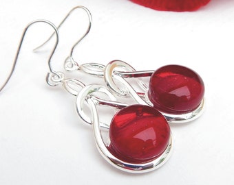 Boucles d'oreilles pendantes en verre fusionné écarlate, boucles d'oreilles pendantes en verre rouge sur des fils d'oreilles en argent sterling 925